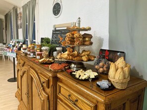 Petit déjeuner continental (12.50 EUR par personne)