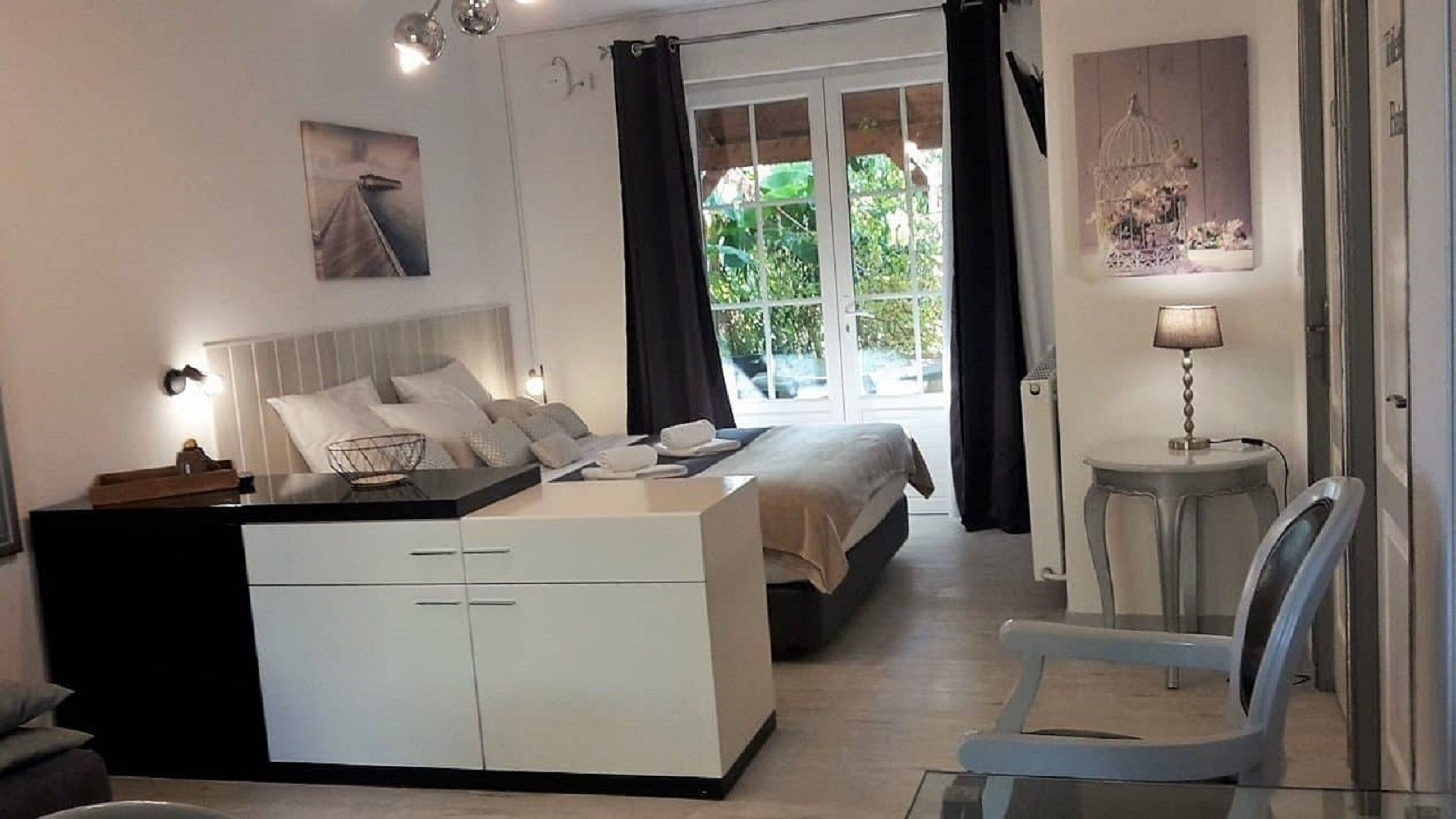 Ropa de cama de alta calidad, escritorio y cortinas blackout 