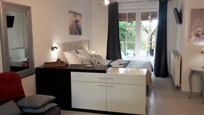 Premium bedding, desk, blackout curtains, soundproofing - Orangerie du Château Marith (Clairac)