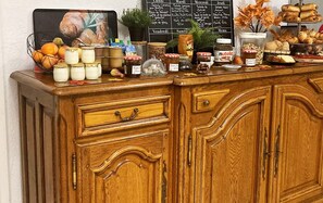 Daily continental breakfast for a fee - Orangerie du Château Marith (Clairac)