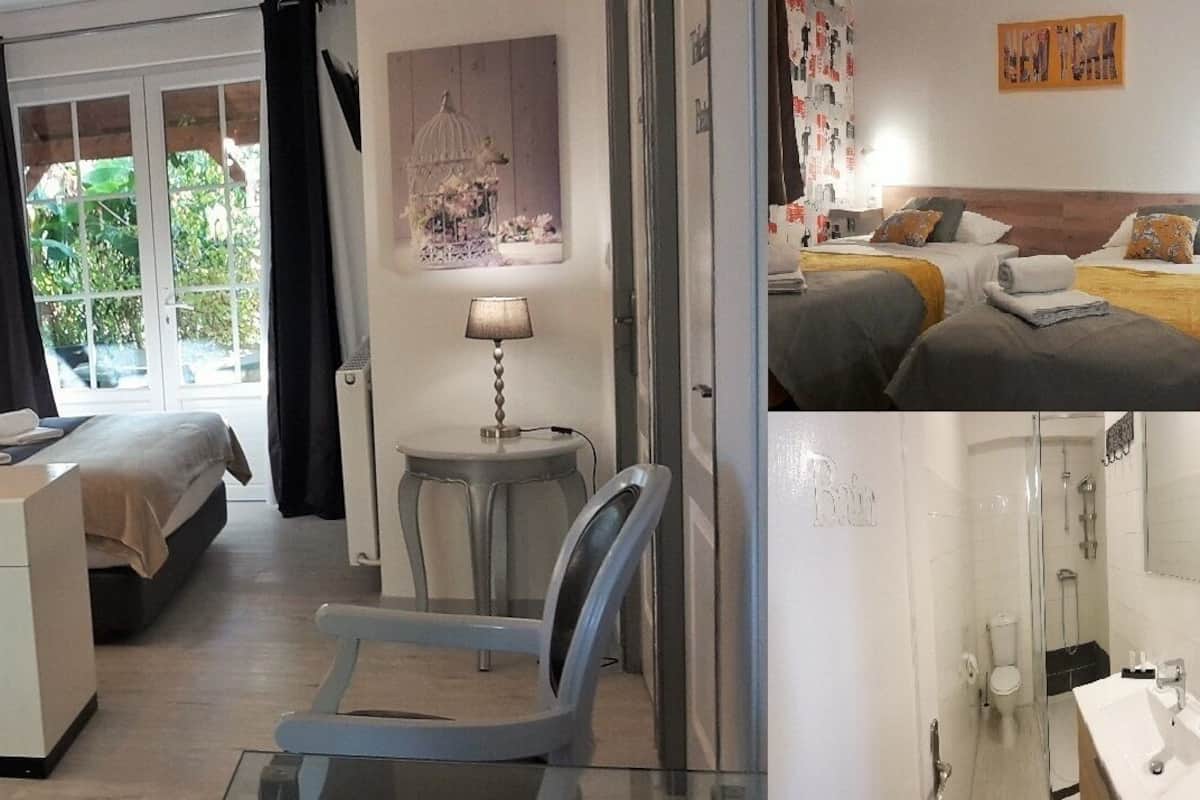 Une chambre d’hôtel avec un lit, une table de chevet, une lampe et une vue sur la verdure.