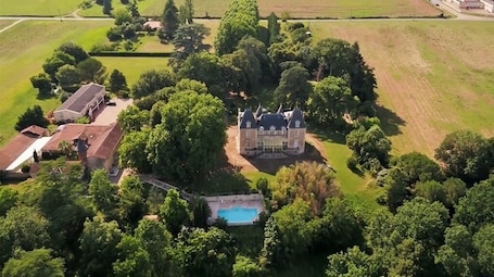 Front of property. Orangerie du Château Marith