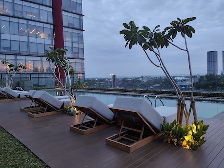 Una piscina al aire libre