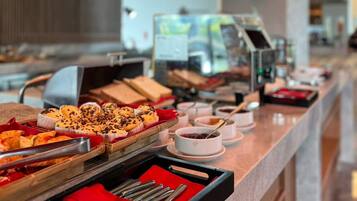 Sarapan prasmanan setiap hari (IDR 208000 per orang)