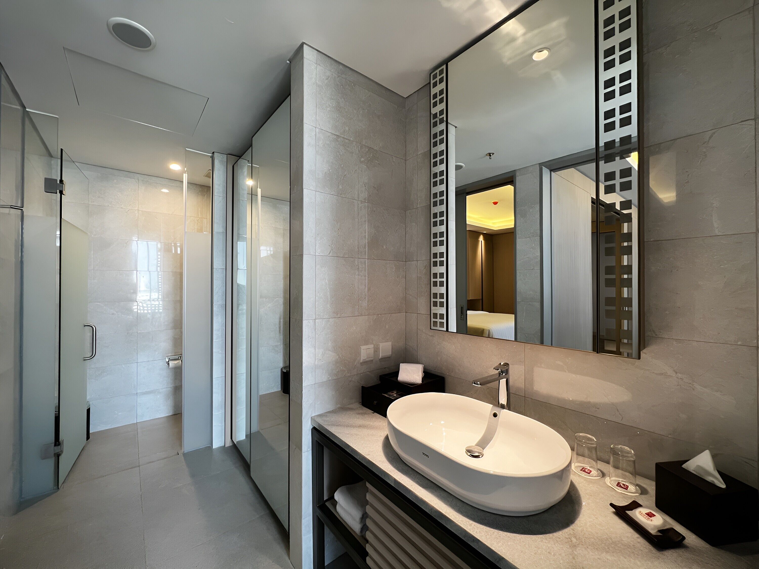Articles de toilette gratuits, sèche-cheveux, chaussons, bidet
