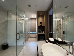 Grand Deluxe with Balcony | Bathroom | Free toiletries, hair dryer, slippers, bidet