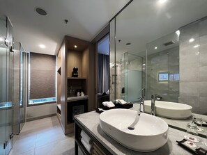 Grand Deluxe with Balcony | Bathroom | Free toiletries, hair dryer, slippers, bidet