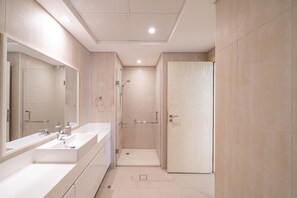Bañera, secador de pelo y toallas