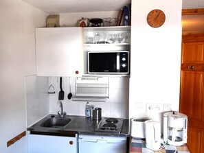 Micro-ondes, four, batterie de cuisine, vaisselle et ustensiles