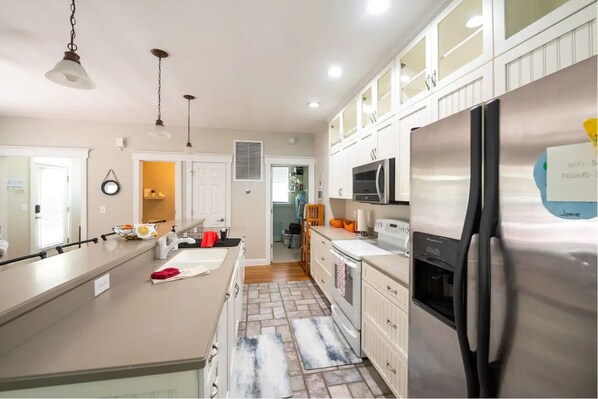 Refrigerador, microondas, horno y parrilla de estufa 