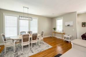 Dining - The Queen B (Oak Island)