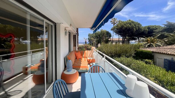 Outdoor dining - Renovated 1-bedroom apartment in Cavalaire, near beach, air-conditioned with parking (Cavalaire-sur-Mer)