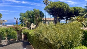Property grounds - Renovated 1-bedroom apartment in Cavalaire, near beach, air-conditioned with parking (Cavalaire-sur-Mer)