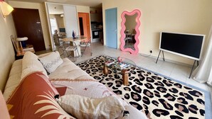TV - Renovated 1-bedroom apartment in Cavalaire, near beach, air-conditioned with parking (Cavalaire-sur-Mer)