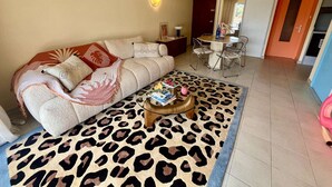 TV - Renovated 1-bedroom apartment in Cavalaire, near beach, air-conditioned with parking (Cavalaire-sur-Mer)