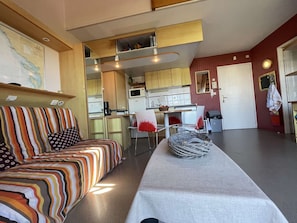 TV - 3-room apt with balcony and pool, La Rochelle (La Rochelle)