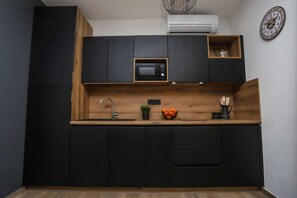 ثلاجة، ميكروويف، موقد طهي مسطح، غسالة أطباق