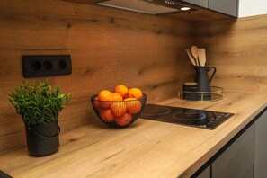 ثلاجة، ميكروويف، موقد طهي مسطح، غسالة أطباق