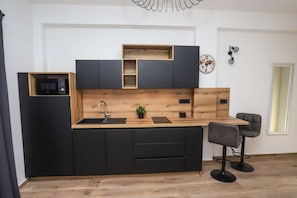 Fridge, oven, stovetop, dishwasher