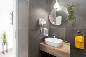 Shower, hair dryer, towels