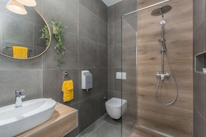 Dusche, Haartrockner, Handtücher