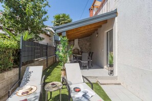 Outdoor dining - Apartment in Poreč for 4 - only 500 m from the sea (Poreč)