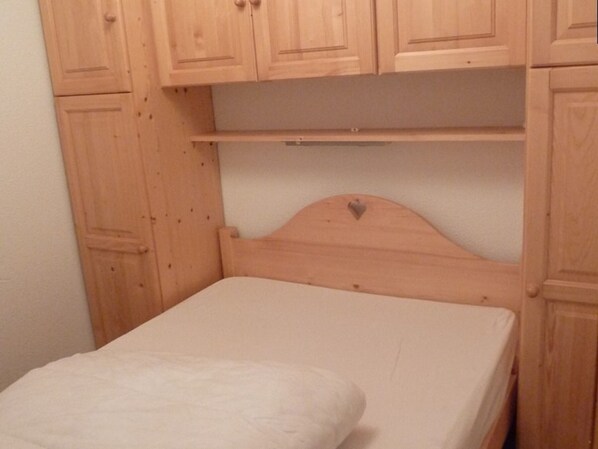 A small, single-bed room with wooden walls and a simple, clean design. - 3-Room Cabin Rental - Pets Welcome, Parking - At the Foot of Slopes in St Jean d'Aulps (Saint-Jean-d'Aulps)