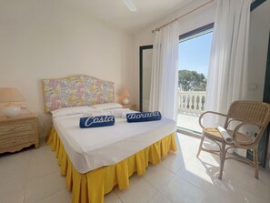 3 slaapkamers, een strijkplank/strijkijzer, gratis wifi, beddengoed