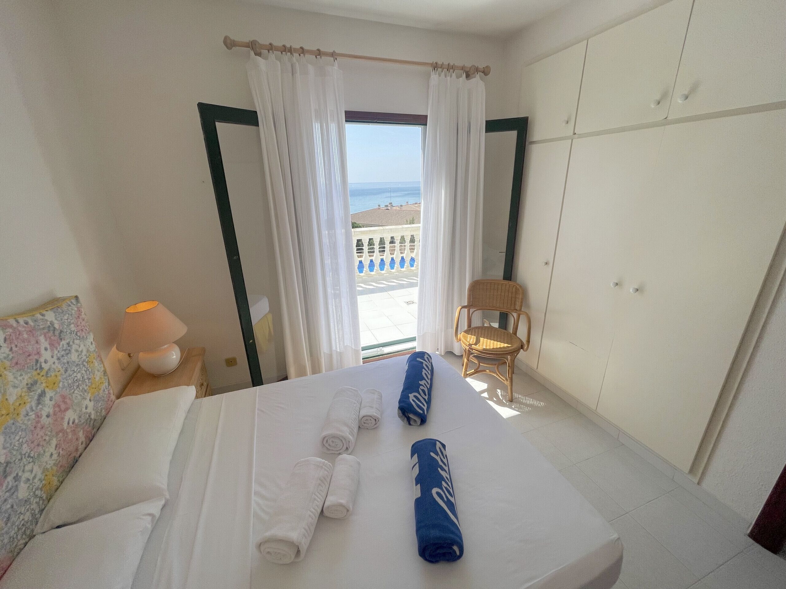 3 slaapkamers, een strijkplank/strijkijzer, gratis wifi, beddengoed