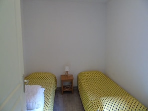 2 bedrooms, bed sheets
