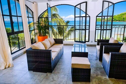 Penelope: Bright, stylish apt in city centre!