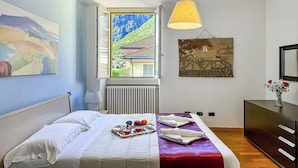 Family Apartment, 3 Bedrooms, 2 Bathrooms, Lakeside (La Piazza Menaggio) - La Piazza Menaggio (Menaggio)