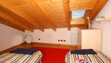 Familie appartement, meerdere slaapkamers, 2 badkamers, aan het meer (La Piazza Menaggio) | 3 slaapkamers, een strijkplank/strijkijzer, gratis wifi, beddengoed