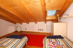 Family Apartment, Multiple Bedrooms, 2 Bathrooms, Lakeside (La Piazza Menaggio) | 3 bedrooms, iron/ironing board, free WiFi, bed sheets - La Piazza Menaggio (Menaggio)