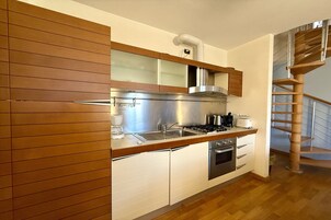 Appartamento familiare, camere multiple, 2 bagni, lato lago (La Piazza Menaggio) | Cucina privata | Microonde, forno, piano cottura, lavastoviglie