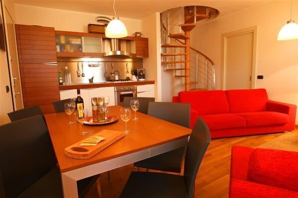 Familie appartement, meerdere slaapkamers, 2 badkamers, aan het meer (La Piazza Menaggio) | Dineerruimte