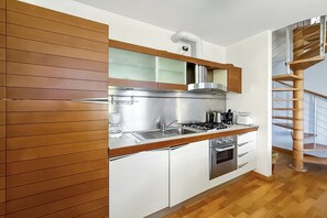 Appartement Familial, plusieurs chambres, 2 salles de bains, en bord de lac (La Piazza Menaggio) | Cuisine privée