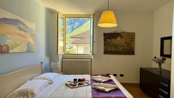 3 slaapkamers, een strijkplank/strijkijzer, gratis wifi, beddengoed