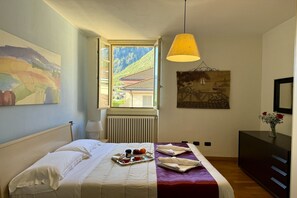 3 bedrooms, iron/ironing board, free WiFi, bed sheets - La Piazza Menaggio (Menaggio)