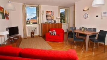 Familie appartement, meerdere slaapkamers, 2 badkamers, aan het meer (La Piazza Menaggio) | Woonruimte | Een 21-inch flatscreentelevisie met satellietzenders en een televisie