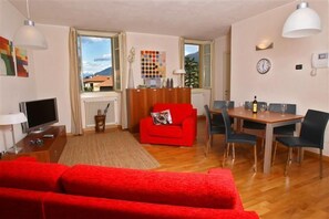 Family Apartment, Multiple Bedrooms, 2 Bathrooms, Lakeside (La Piazza Menaggio) | Living area | 21-inch flat-screen TV with satellite channels, TV, stereo - La Piazza Menaggio (Menaggio)
