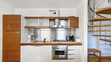 FamiljelÀgenhet - flera sovrum - 2 badrum - vid sjön (La Piazza Menaggio) | Eget kök | MikrovÄgsugn, ugn, spishÀll och diskmaskin