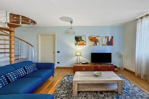 Appartamento familiare, camere multiple, 2 bagni, lato lago (La Piazza Menaggio) | Area soggiorno | TV a schermo piatto 21 pollici con canali satellitari, TV