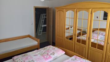1 Schlafzimmer, Reisekinderbett, kostenloses WLAN, Bettwäsche