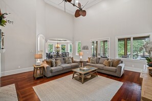 Smart-TV, Kamin, Tischfußball