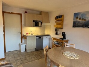 Réfrigérateur, micro-ondes, plaque de cuisson, lave-vaisselle