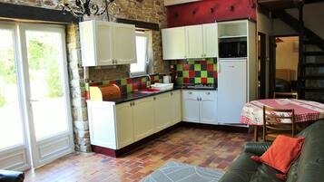 Een dvd-speler, boeken en een stereo