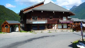 A wooden building with a sign for 'Laverie Automatique' and 'Sports-Service'. - Studio 28m² with pool, balcony, parking - St-Jean-d'Aulps (Saint-Jean-d'Aulps)