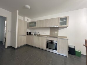 Een koelkast, een microgolfoven, een oven, een kookplaat