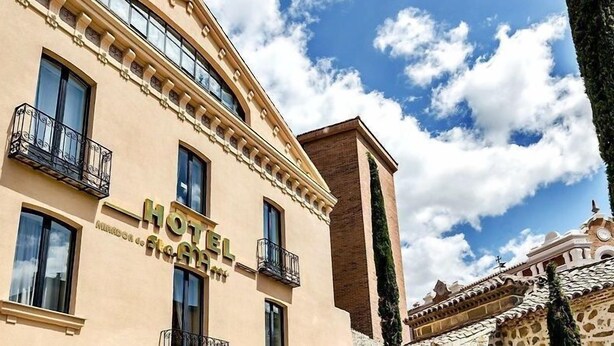A hotel with a classic architectural style, featuring a curved facade and balconies. - ELE Mirador de Santa Ana (Ávila)